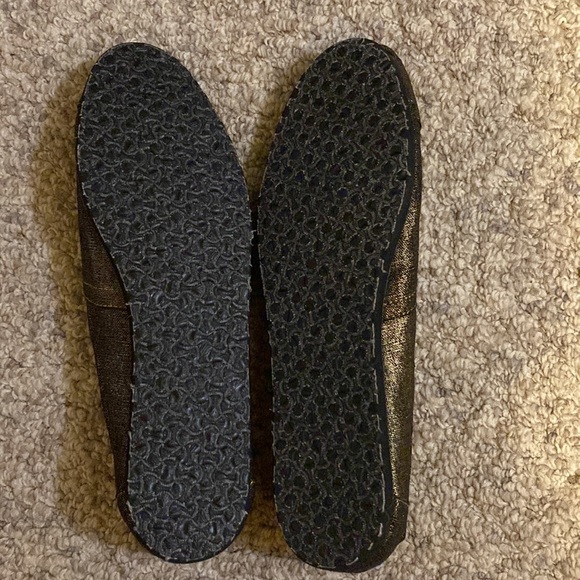 I am selling toms shoes. - Picture 2 of 2